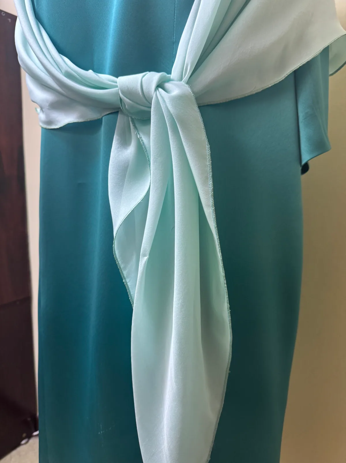 Detalle de un lazo claro en el Vestido Jade
